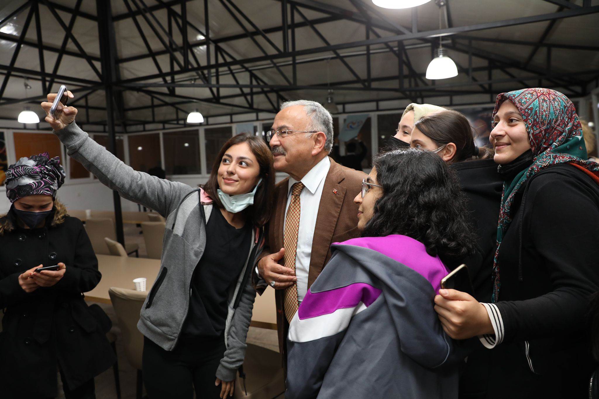 GENÇLERİN BAŞKANI HİLMİ GÜLER ÖĞRENCİLERLE BULUŞTU